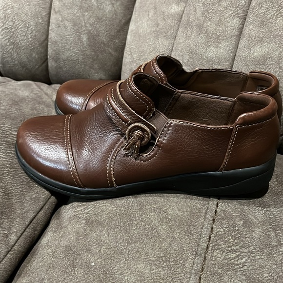 Brown 7.5 wide shoes slip-ons collection by Clark’s. Elastic sides - Picture 7 of 11